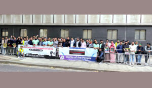 লন্ডনে বাংলাদেশ হাইকমিশন ঘেরাও : শিক্ষার্থীদের উপর হামলার প্রতিবাদ